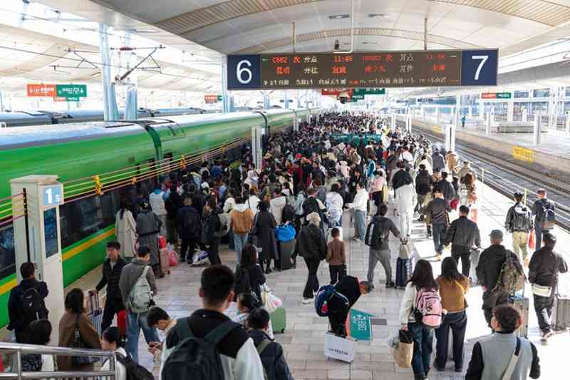  春运暖心服务升级，国铁昆明局投放爱心便民凳；无座旅客乘车更舒适。 新闻 春运暖心服务升级，国铁昆明局投放爱心便民凳；无座旅客乘车更舒适。 新闻 春运暖心服务升级，国铁昆明局投放爱心便民凳；无座旅客乘车更舒适。 新闻 春运暖心服务升级，国铁昆明局投放爱心便民凳；无座旅客乘车更舒适。 新闻 春运暖心服务升级，国铁昆明局投放爱心便民凳；无座旅客乘车更舒适。 新闻