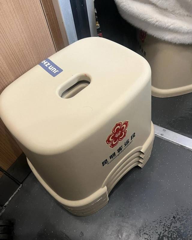  春运暖心服务升级，国铁昆明局投放爱心便民凳；无座旅客乘车更舒适。 新闻 春运暖心服务升级，国铁昆明局投放爱心便民凳；无座旅客乘车更舒适。 新闻 春运暖心服务升级，国铁昆明局投放爱心便民凳；无座旅客乘车更舒适。 新闻 春运暖心服务升级，国铁昆明局投放爱心便民凳；无座旅客乘车更舒适。 新闻 春运暖心服务升级，国铁昆明局投放爱心便民凳；无座旅客乘车更舒适。 新闻