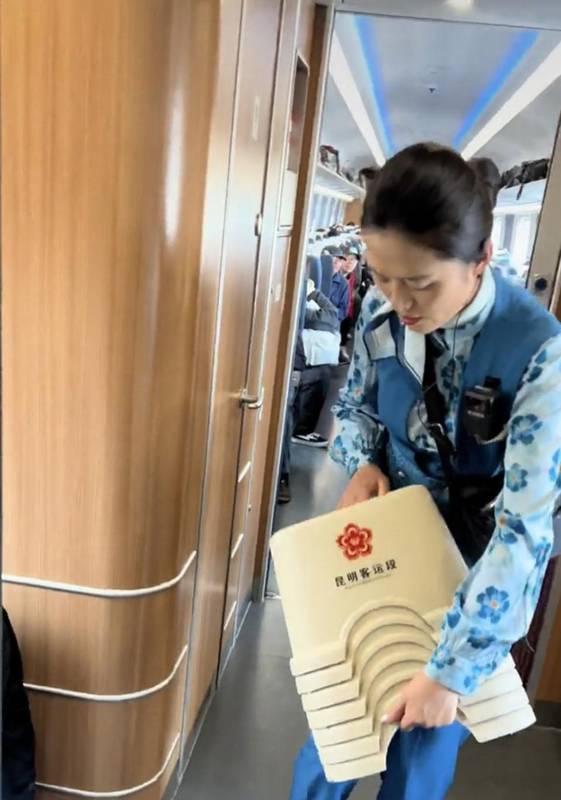  春运暖心服务升级，国铁昆明局投放爱心便民凳；无座旅客乘车更舒适。 新闻 春运暖心服务升级，国铁昆明局投放爱心便民凳；无座旅客乘车更舒适。 新闻 春运暖心服务升级，国铁昆明局投放爱心便民凳；无座旅客乘车更舒适。 新闻 春运暖心服务升级，国铁昆明局投放爱心便民凳；无座旅客乘车更舒适。 新闻 春运暖心服务升级，国铁昆明局投放爱心便民凳；无座旅客乘车更舒适。 新闻