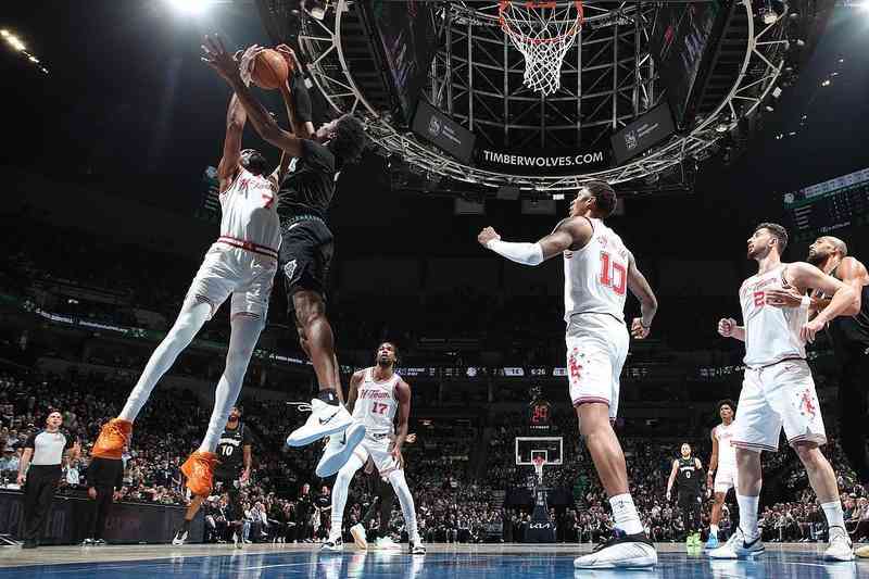 比赛终局复盘：加时赛崩盘背后的战术逻辑与数据模型剖析 体育新闻