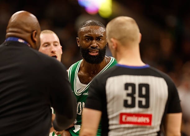  赛场动态：判罚尺度演变与球员竞技状态的博弈逻辑 体育新闻 赛场动态：判罚尺度演变与球员竞技状态的博弈逻辑 体育新闻