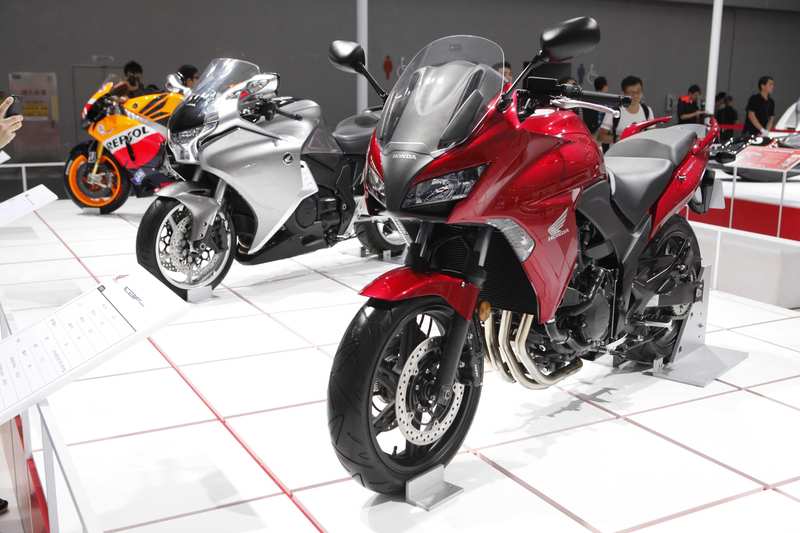  技术视角下的网红账号冒牌乱象：张雪机车事件的深度复盘与防范启示 新闻